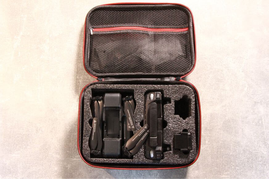 Die Maginon QC90 Mini Drohne ist im Reisekoffer eingeklappt, kompakt und sicher verpackt